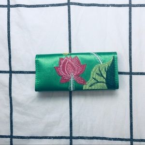 ✰ nwot green embroidered clutch w/ pockets